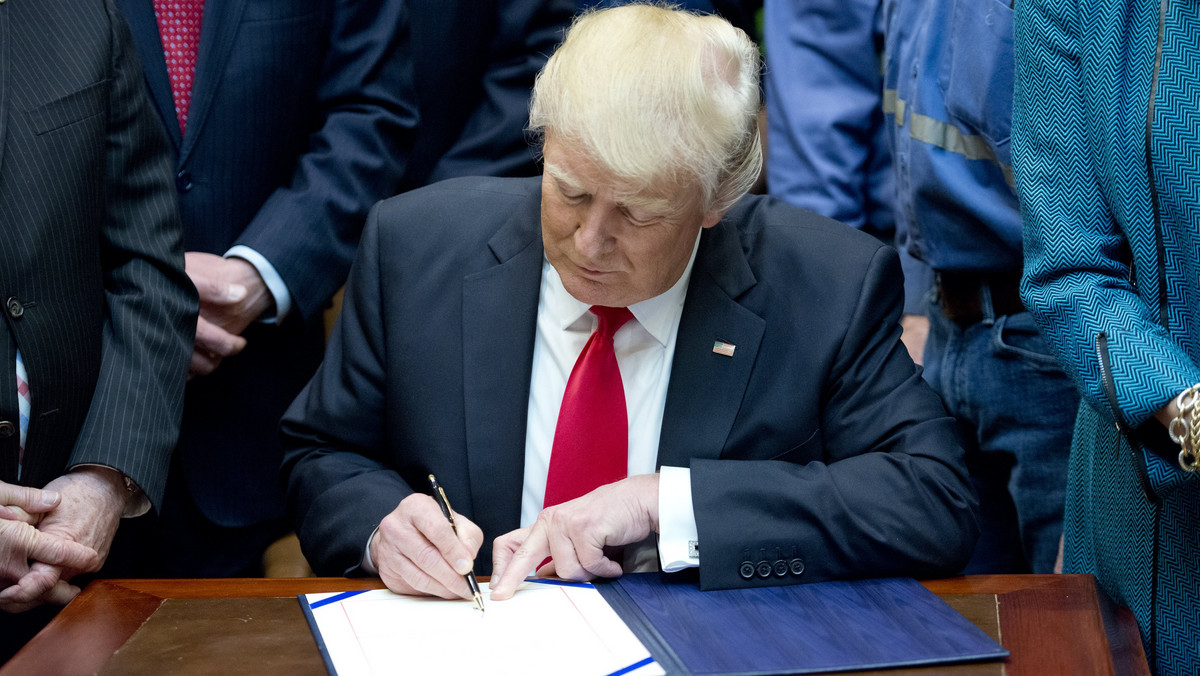 Prezydent USA Donald Trump podpisał wczoraj ustawę o zniesieniu ograniczeń w sferze wydobycia węgla kamiennego wprowadzonych uprzednio przez prezydenta Baracka Obamę. Spełnił tym samym kolejną obietnicę złożoną w trakcie kampanii wyborczej.