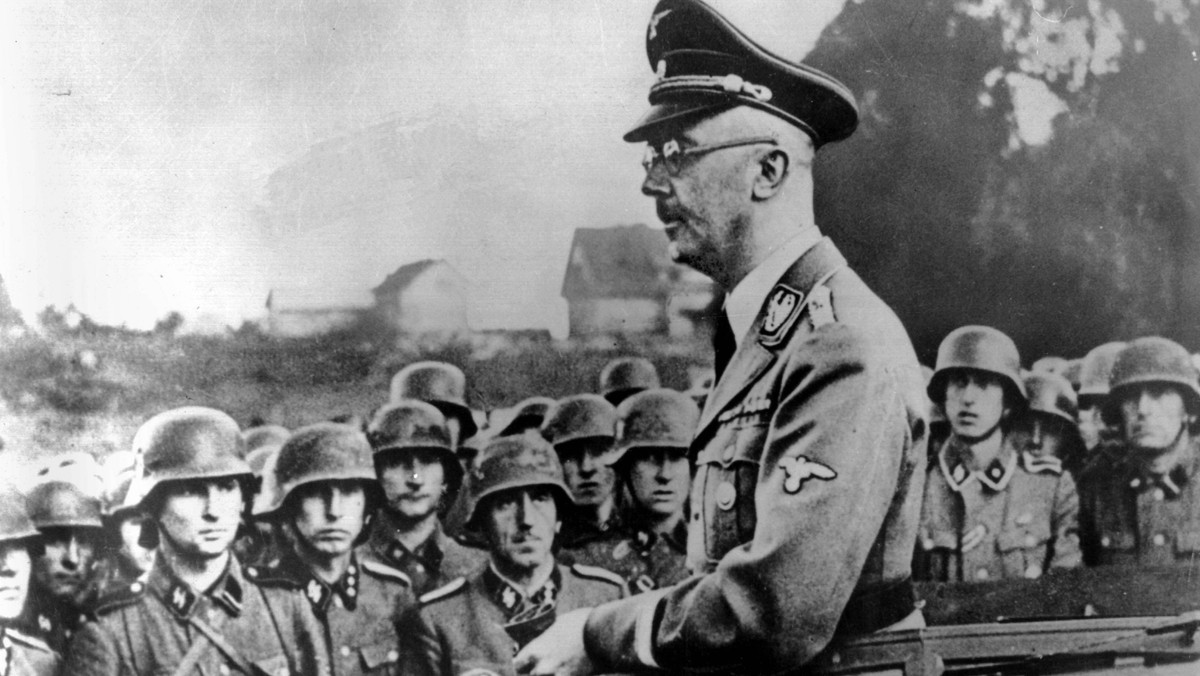 Dowódca SS Heinrich Himmler wygłasza przemówienie przed młodymi esesmanami.