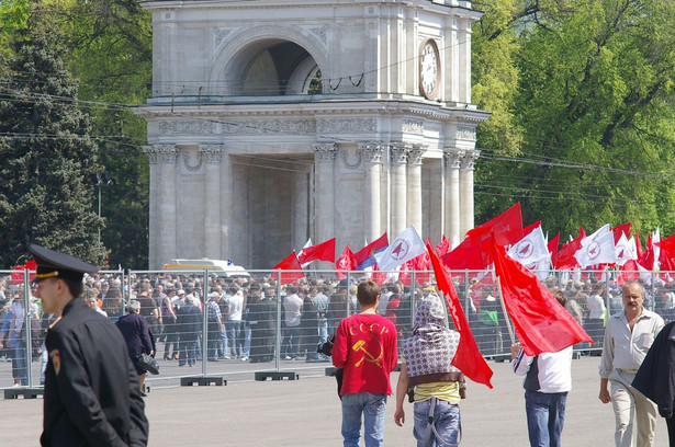 Młodzi komuniści z symbolem ZSRR idą w pochodzie 1 maja - w Święto Pracy; Kiszyniów