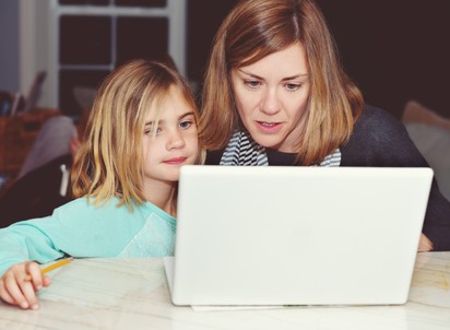 Már online is kérhetnek segítséget a családok az Egyszülős Központtól