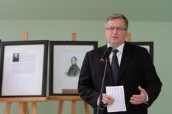 Komorowski wciąż wygrywa w pierwszej turze, ale szybko traci poparcie. SONDAŻ CBOS