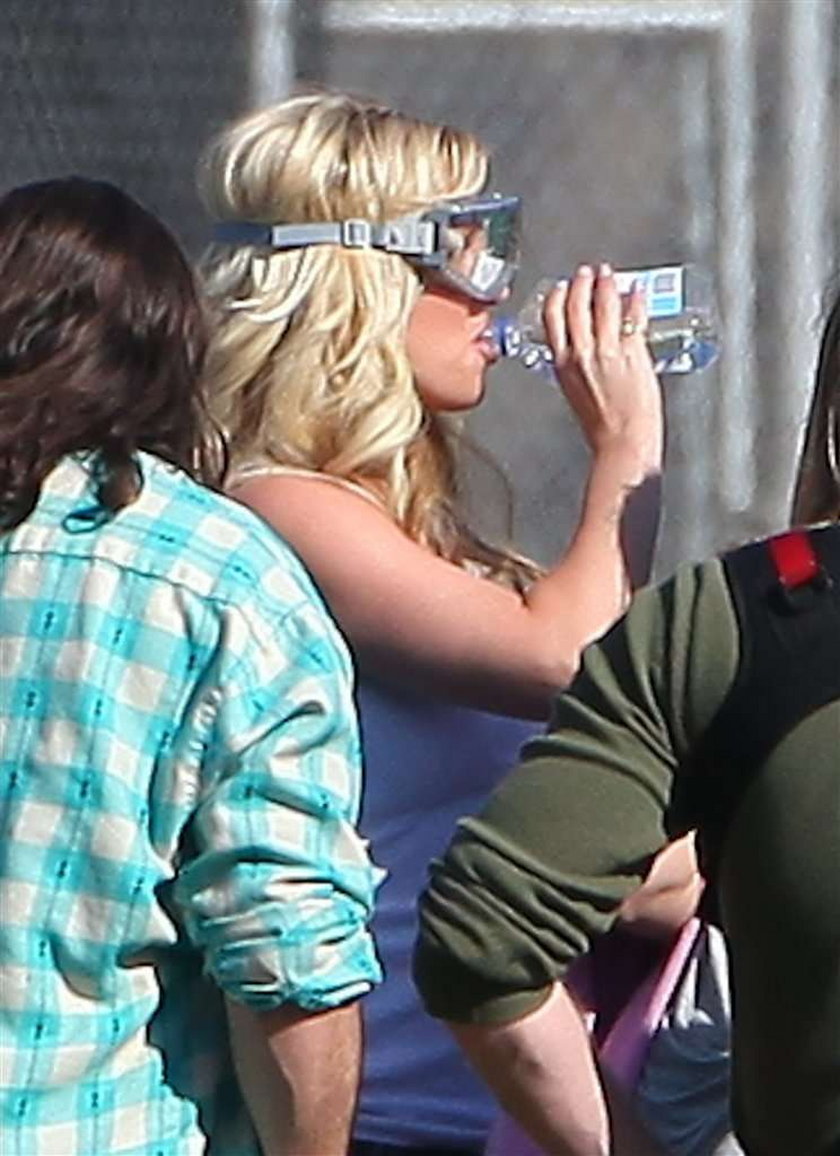 Britney chodzi w goglach