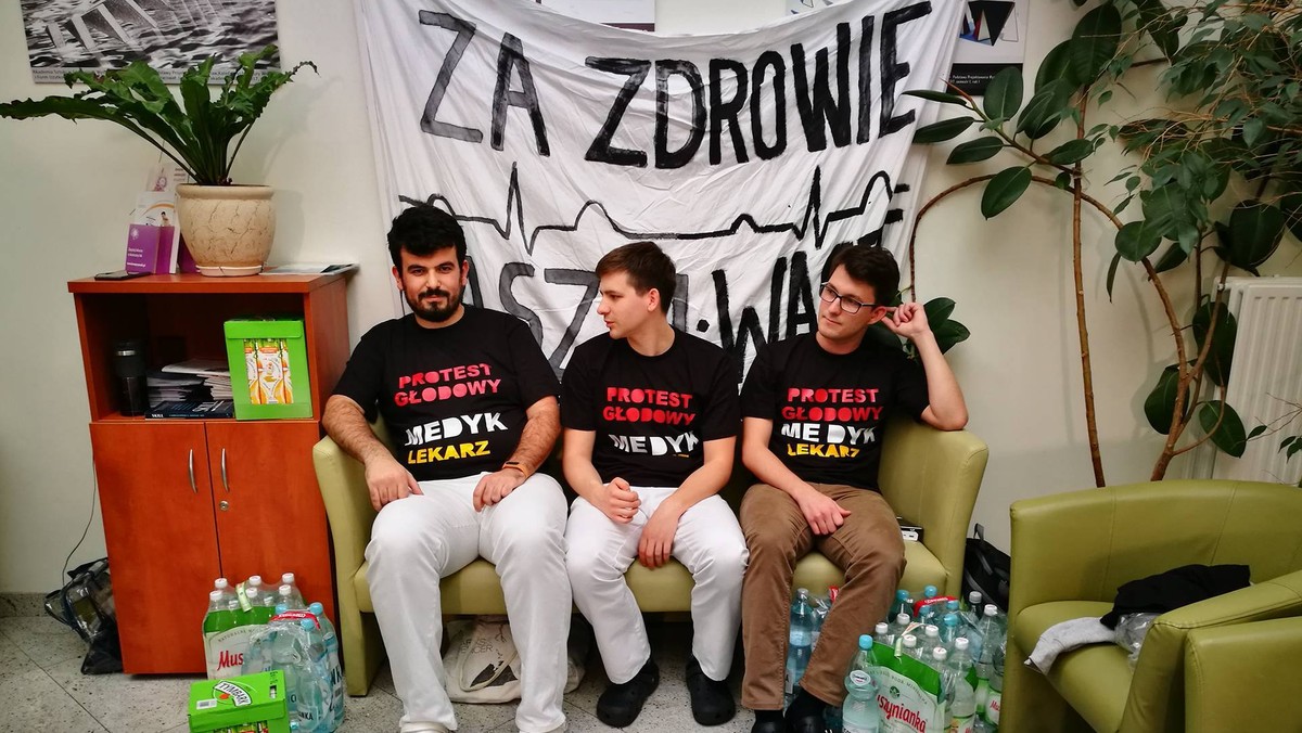 Siedem osób rozpoczyna dziś protest głodowy w Szpitalu "Zdroje" w Szczecinie. To efekt zaostrzenia strajku, który do tej pory odbywał się w jednym z warszawskich szpitali. - Od dwóch lat nasze rozmowy z rządzącymi nic nie zmieniły, czas na inne działania - zapowiadają rezydenci.