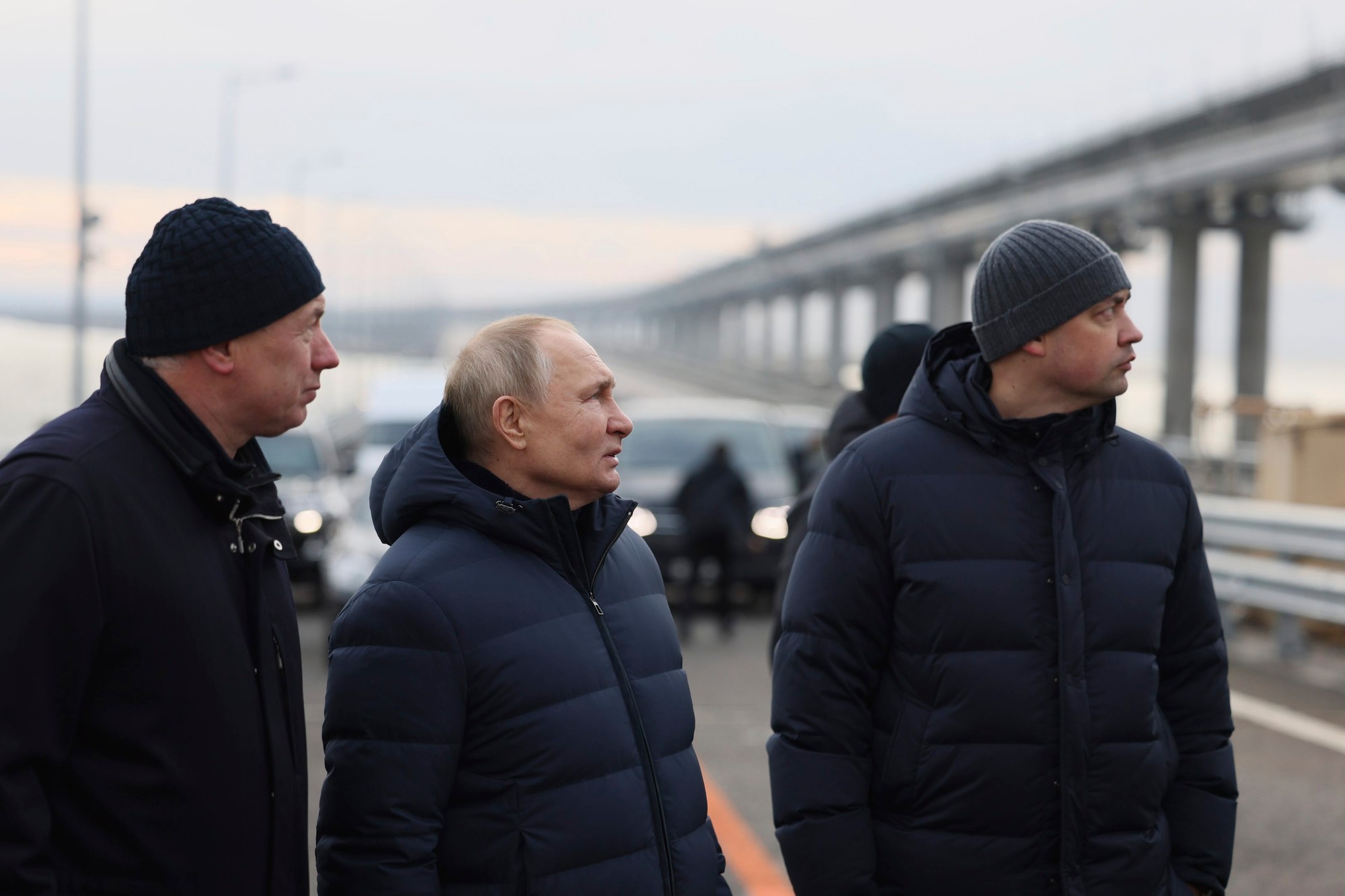 Ruský prezident Vladimir Putin počas návštevy Kerčského mosta spájajúceho pevninské Rusko s anektovaným ukrajinským polostrovom Krym.