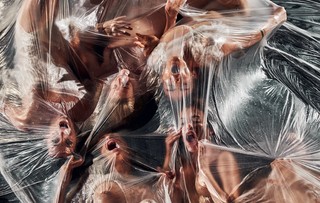 „Wojownik' w Teatrze Pieśń Kozła: Poszukiwanie dystansu w czasach napięcia