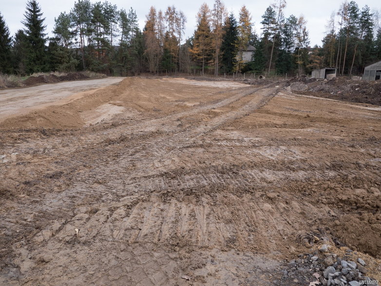 Budowa drogi ekspresowej S-1 - odcinek Dankowice - węzeł Suchy Potok - zdjęcia z poziomu ziemi - 17.11.2022 - autor: GDDKiA