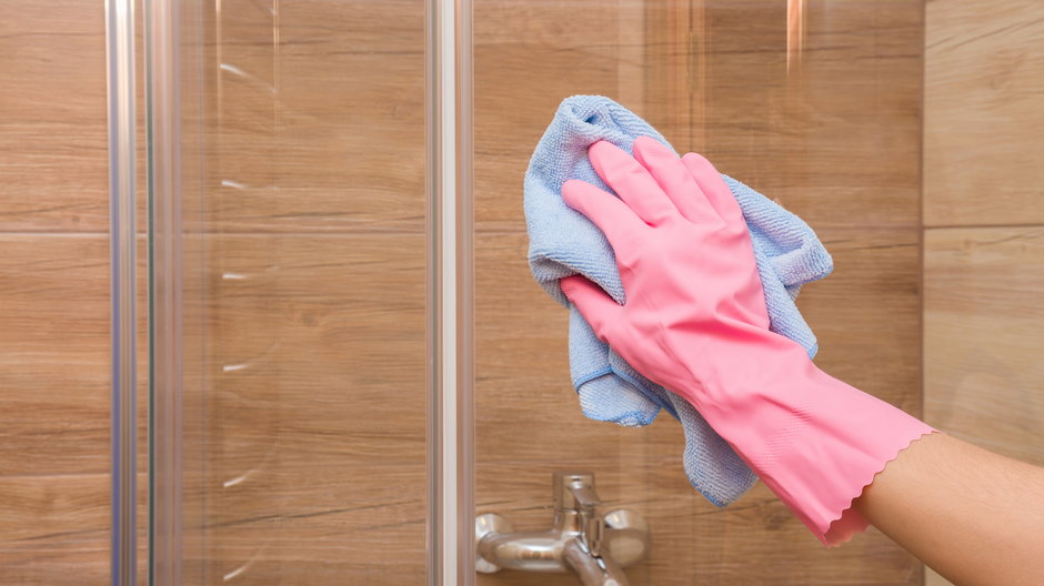 Jak usunąć kamień z kabiny prysznicowej?