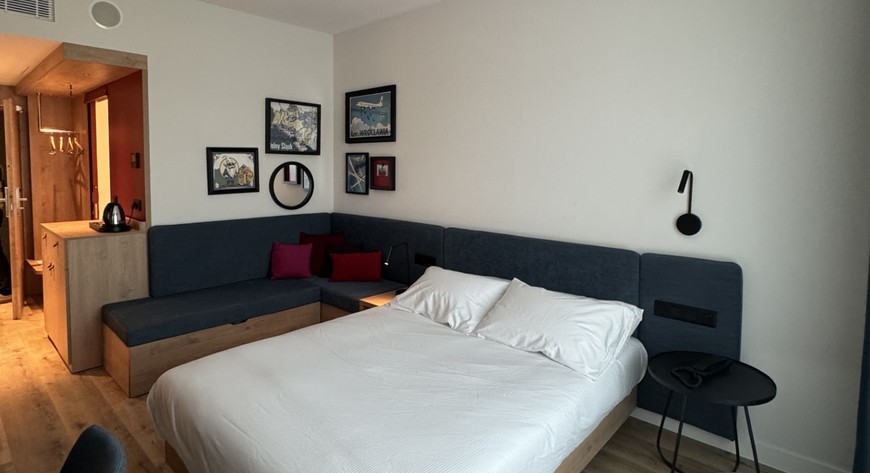 Hotel zaoferuje 122 nowoczesne pokoje, oddalone o zaledwie 2 minuty spacerem od terminalu. 