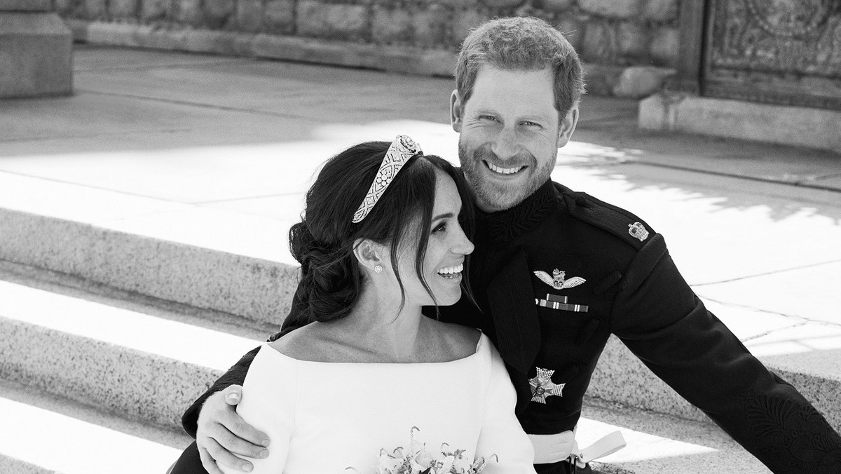 Wczoraj księżna Meghan i książę Harry obchodzili pierwszą rocznicę ślubu. Para wstąpiła w związek małżeński 19 maja 2018 roku. Teraz postanowili podzielić się niepublikowanymi wcześniej zdjęciami z tej wyjątkowej uroczystości. Na ich oficjalnym Instagramie pojawił się film, przypominający niezwykłe wydarzenie z przed roku.