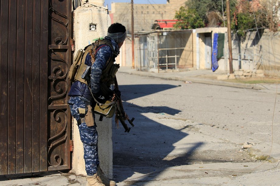 An Iraqi security forces member takes position during a battle with ISIS militants in Wahda district of eastern Mosul, January 6, 2017.