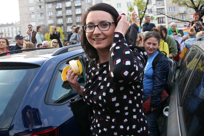 Protest pod Muzeum Narodowym. Tłumy warszawiaków zjadło banany