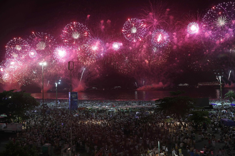 Pokaz fajerwerków na brazylijskiej plaży Copacabana w Rio de Janeiro