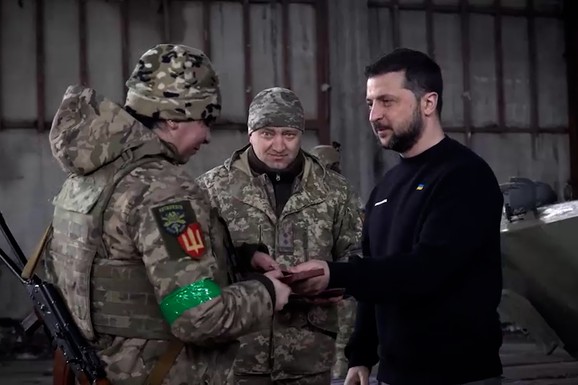 "IMAMO DRUGU NAJMOĆNIJU VOJSKU U NATO" Dramatična i neobična izjava Zelenskog, pomenuo i Putina: "Ostaće tamo do smrti"