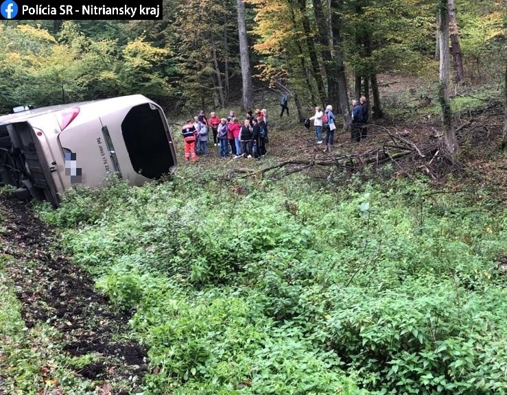 Nehoda zájazdového autobusu s 29 cestujúcimi sa stala vo štvrtok dopoludnia. 