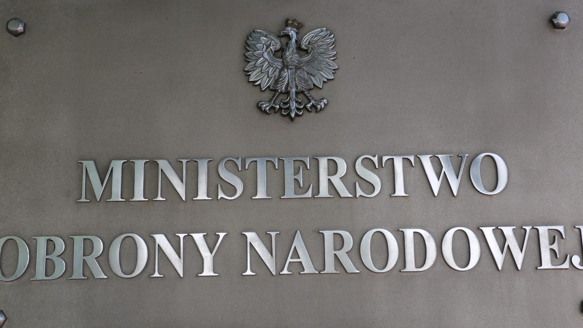 Ministerstwo Obrony Narodowej wysłało do prokuratury zawiadomienie ws. Adama Mazguły - poinformował rzecznik resortu Bartłomiej Misiewicz. MON wystąpiło też do żandarmerii w związku z udziałem oficera rezerwy w miejscach publicznych w mundurze.