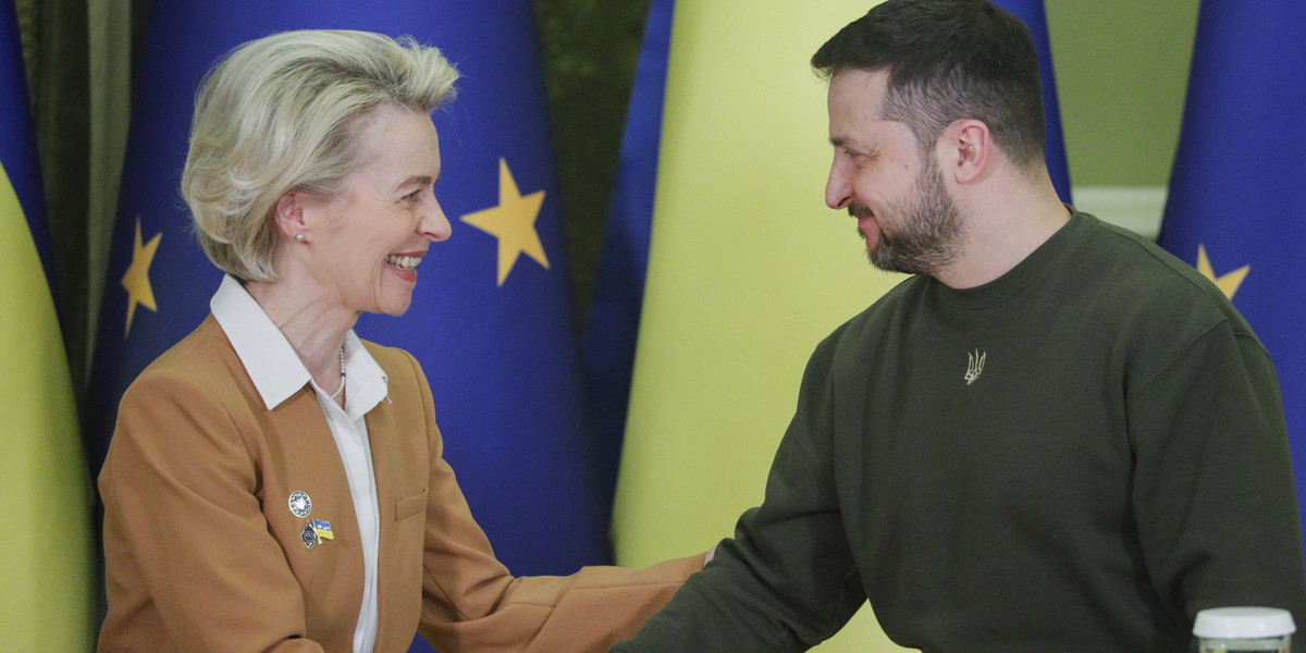 Prezydent Ukrainy Wołodymyr Zełenski i przewodnicząca Komisji Europejskiej Ursula von der Leyen podają sobie ręce po wspólnej konferencji prasowej w Kijowie, 3.02.2023 r. 