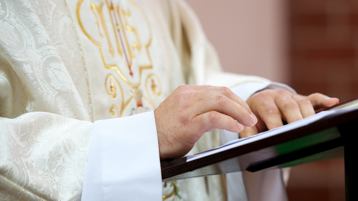 W internecie pojawiło się nagranie z uroczystości pierwszej komunii świętej. Słychać na nim jak ksiądz określa "porażką" przemówienie jednego z dzieci.