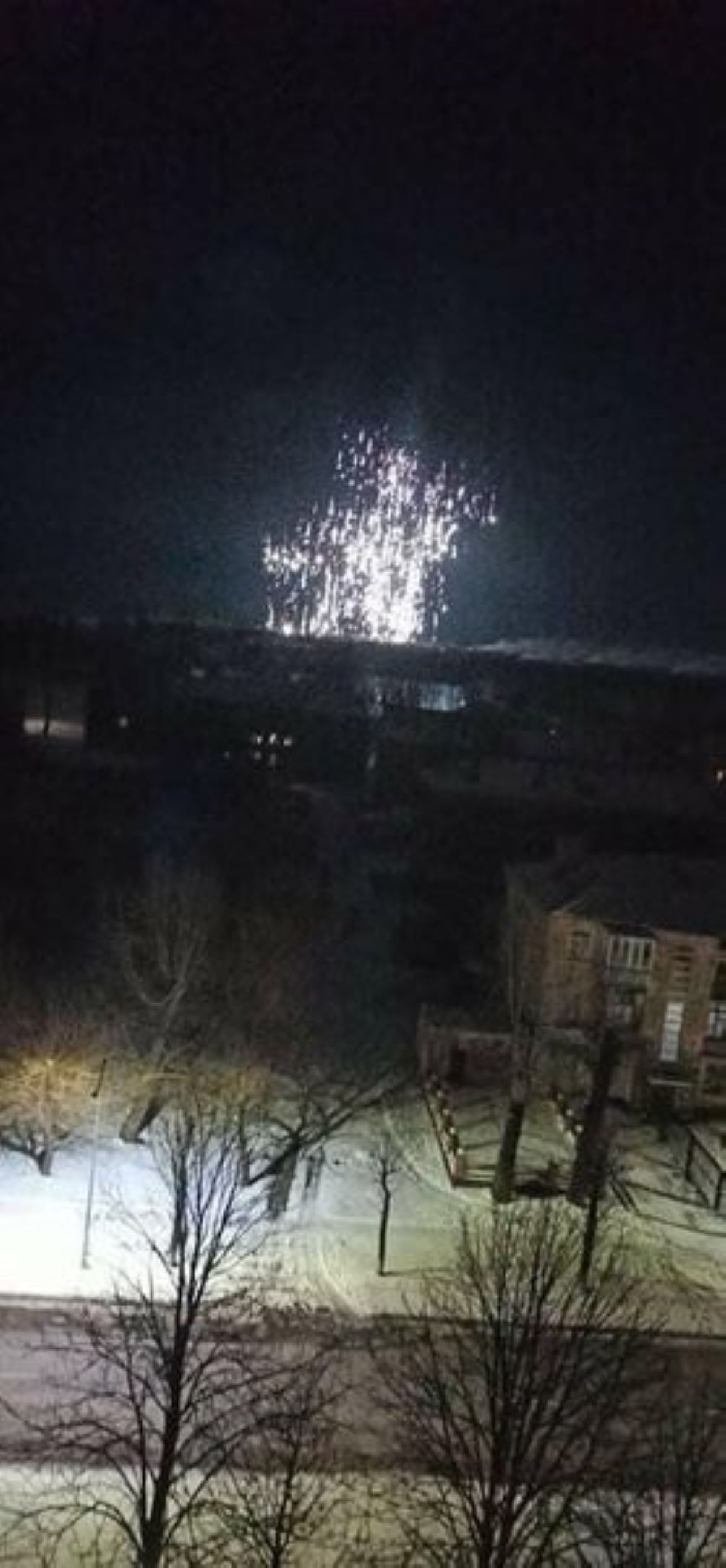 Rosyjski pocisk fosforowy nad Popasną, Ukraina