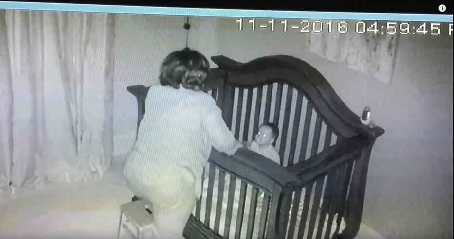 Szokásos esti rutin: Az apró nagyi beteszi unokáját a kiságyba. De nézd, mit rögzített a kamera! (videó)