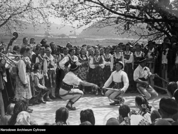 Górale tańczący "zbójnickiego" (1939-1945 rok) - domena publiczna