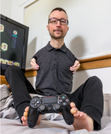 James Toland en action avec ses pieds