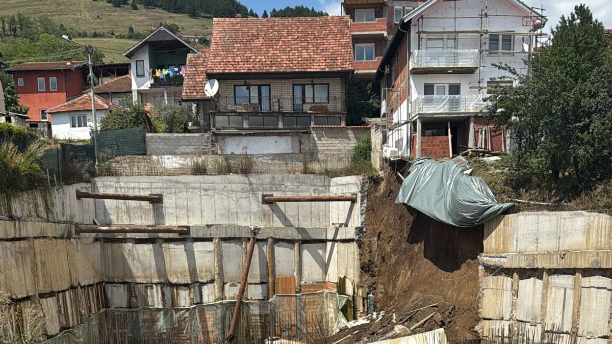 Novi Pazar: Obrušio se potporni zid na gradilištu, povukao i deo kuće 