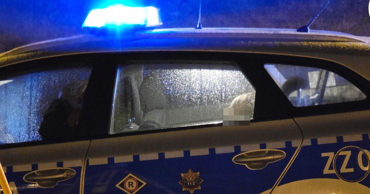 Kałuża krwi na klatce schodowej bloku w Szczecinie. "Nie wykluczamy udziału osób trzecich"