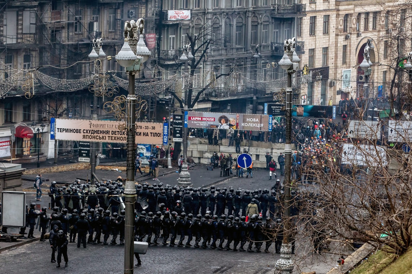 Oddziały milicji odgradzają kordonem protestujących. Fot. EPA/YEVGENY MALOLETKA/PAP/EPA