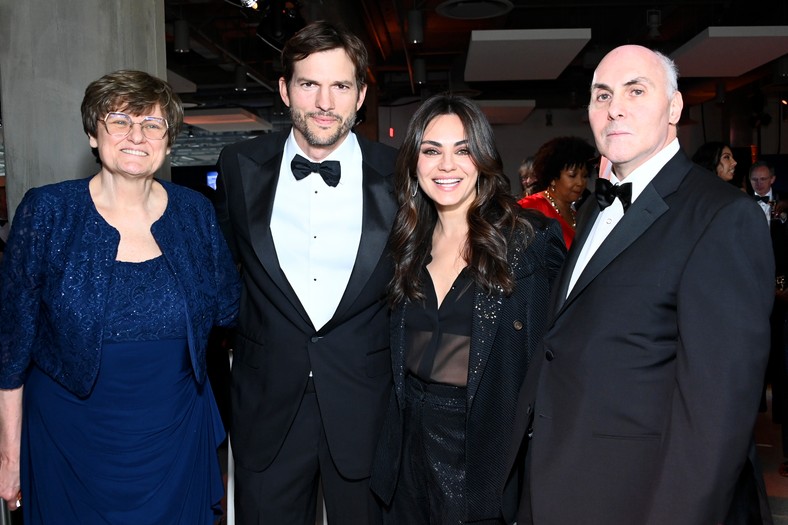 Po pandemii na Kariko i Weissmana posypały się nagrody. Tutaj na rozdaniu Breakthrough Prizes, nagród naukowych z hollywódzkim sznytem. Kariko po lewej, Weissman po prawej. W środku Ashton Kutcher i Mila Kunis. 