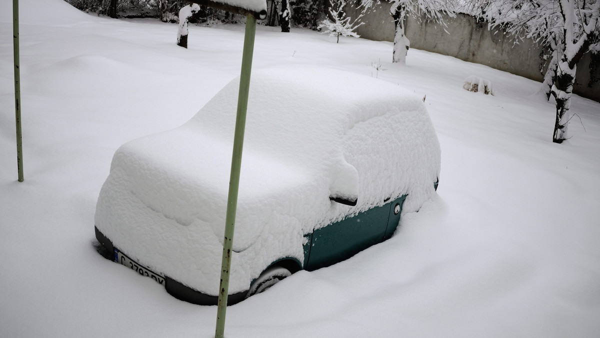 Obfite opady śniegu, które trwają już ponad dobę, spowodowały duże trudności transportowe w Bułgarii i pozbawiły prądu kilkadziesiąt tysięcy osób - poinformowało w czwartek bułgarskie radio publiczne.