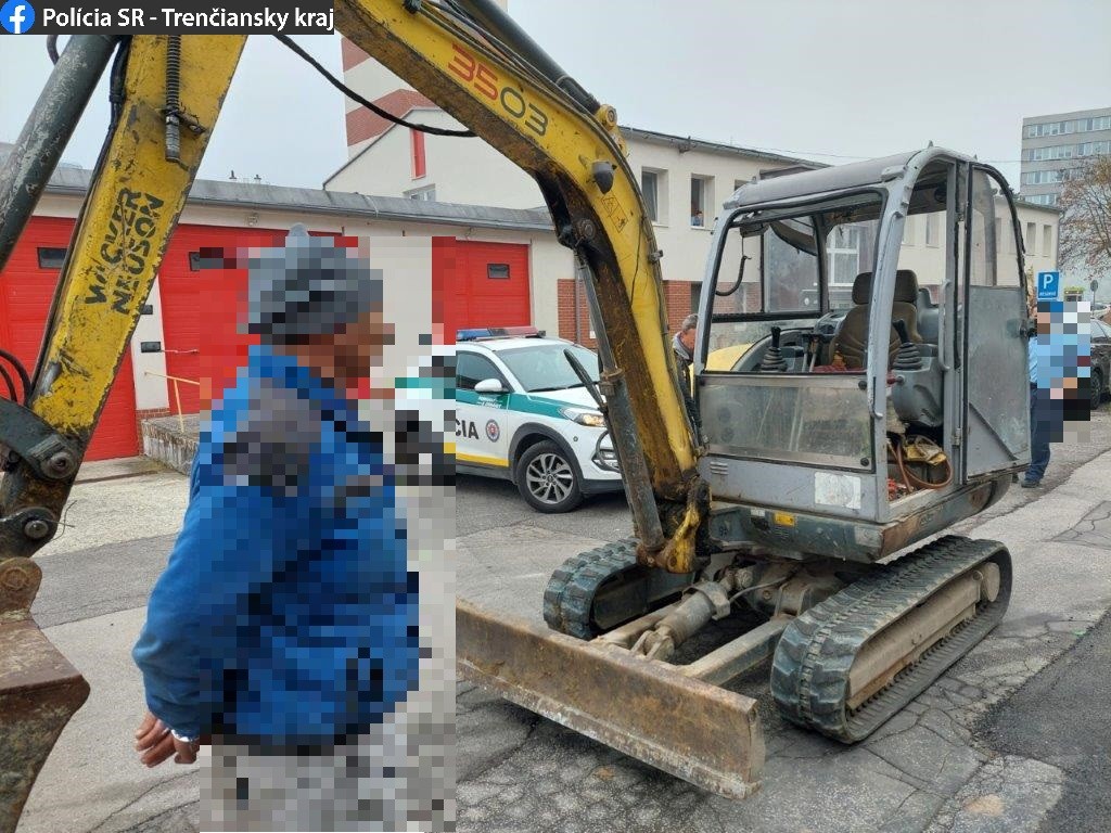 Opitý vodič minibagra kľučkoval po ceste s naloženou oceľovou platňou.