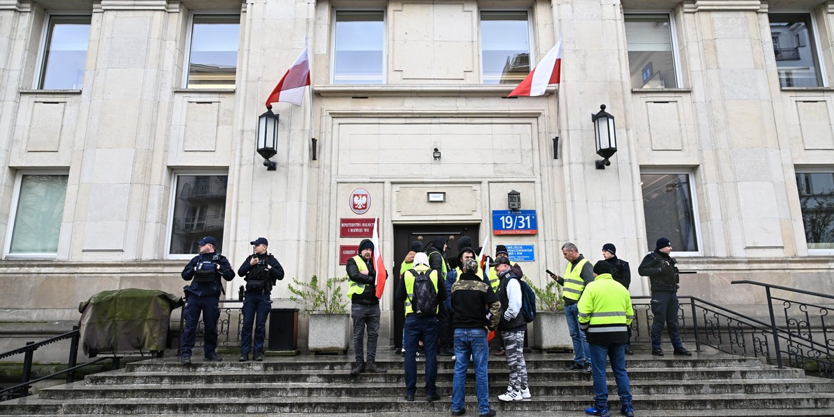 Protest rolników przed siedzibą Ministerstwa Rolnictwa i Rozwoju Wsi w Warszawie