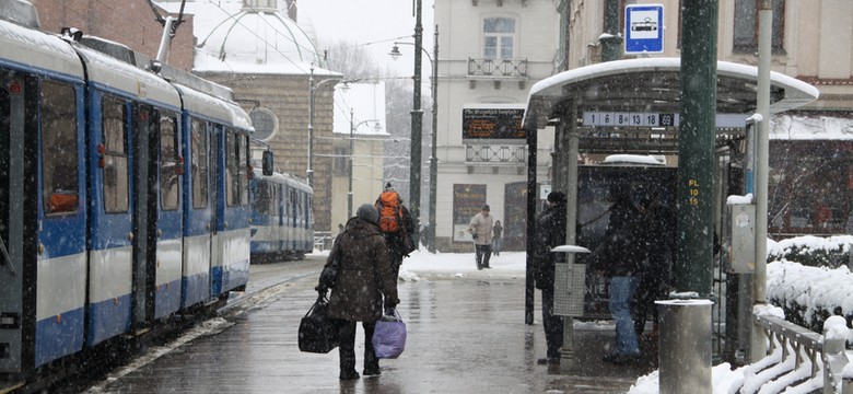 W Krakowie taniej tramwajem? Urzędnicy: tak, ale jeśli parkowanie będzie droższe