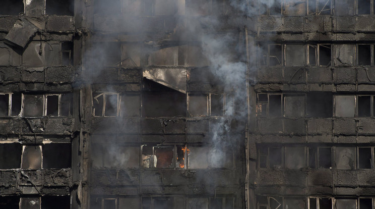  Lángoló a Grenfell Tower épülete a London nyugati részén lévő North Kensington negyedben /Fotó: MTI