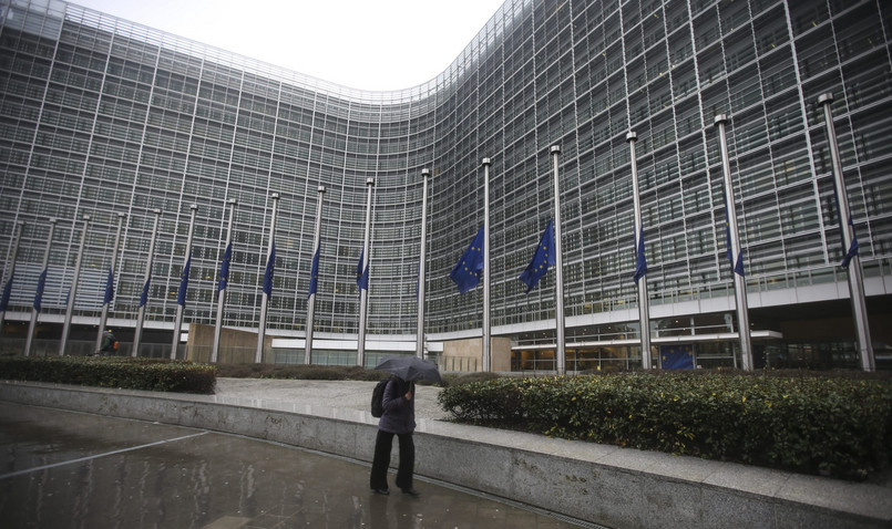 Siedziba Komisji Europejskiej w Brukseli. Świat w reakcji na zamach we Francji