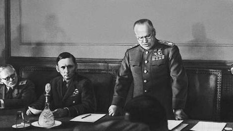 Marszałek Żukow odczytuje akt kapitulacji Niemiec w Berlinie