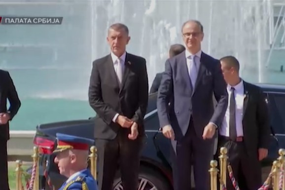MACUT DOČEKAO BABIŠA ISPRED PALATE SRBIJA UZ NAJVIŠE DRŽAVNE POČASTI Crveni tepih i počasni stroj garde za premijera Češke, uskoro će se sastati sa Vučićem
