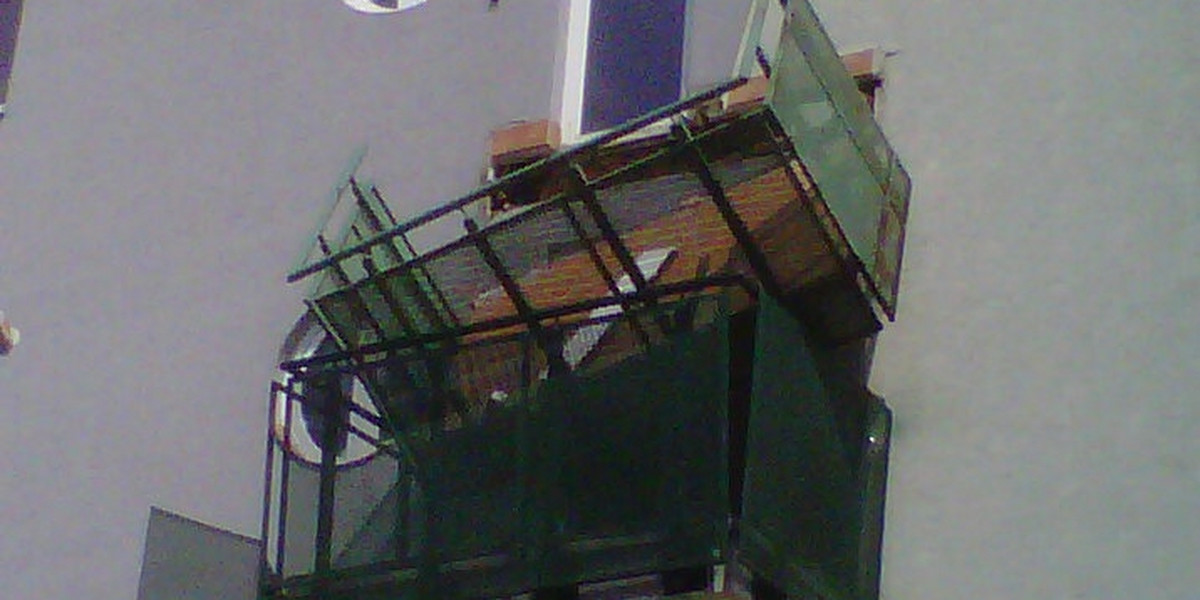Balkon spadł na studentki