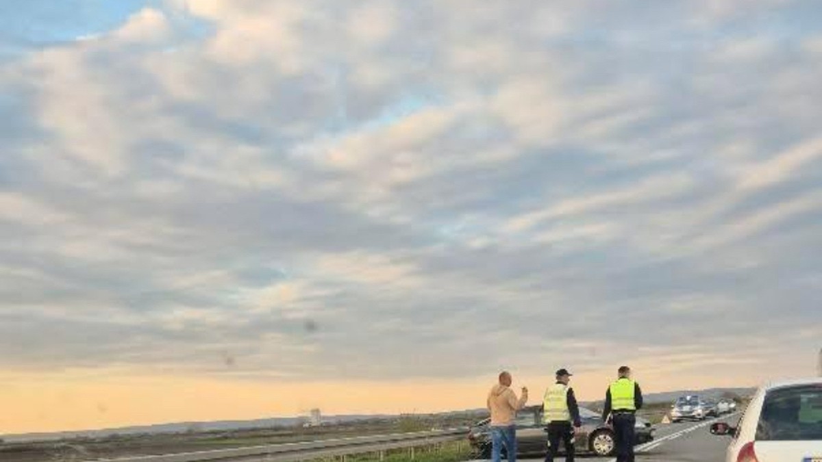 Automobil udario u bankinu, delovi rasuti po njivi kod Sremske Mitrovice