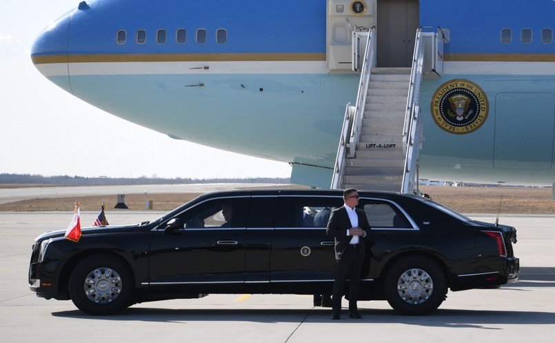 Samolot Air Force One i Bestia, czyli limuzyna, którą prezydent USA Joe Biden będzie jeździć w Polsce