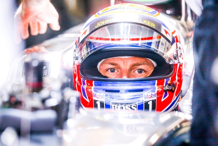 Jenson Button ściga się pod czujnym okiem pięknej partnerki