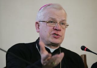 Michalik i Dziwisz o in vitro: Tysiace dzieci w plynnym azocie