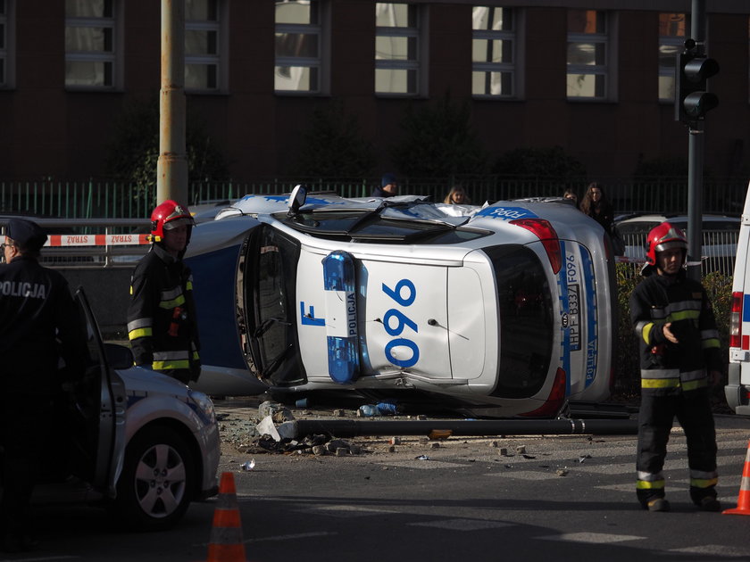 Radiowóz na boku na Żeromskiego w Łodzi. Ranni policjanci