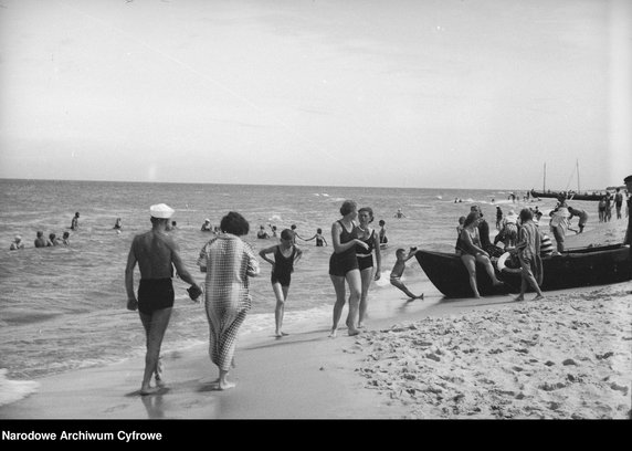 Wakacje w przedwojennej Polsce (na zdjęciu: plaża 1935 r.)