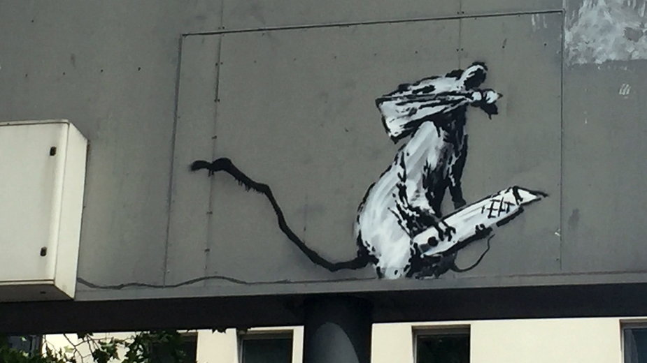 Praca Banksy'ego przy Centre Pompidou w Paryżu