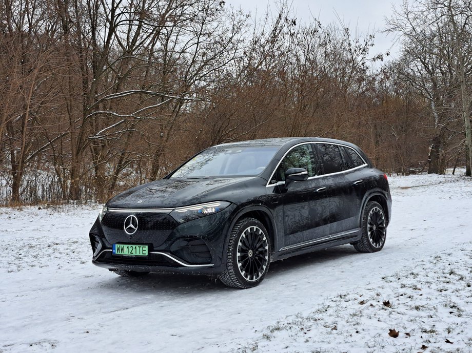 Mercedes EQS SUV nie ma pod maską paliwożernego silnika V8, ale i tak potrzebuje dużo energii, by się poruszać. Jest bardzo duży i ciężki.