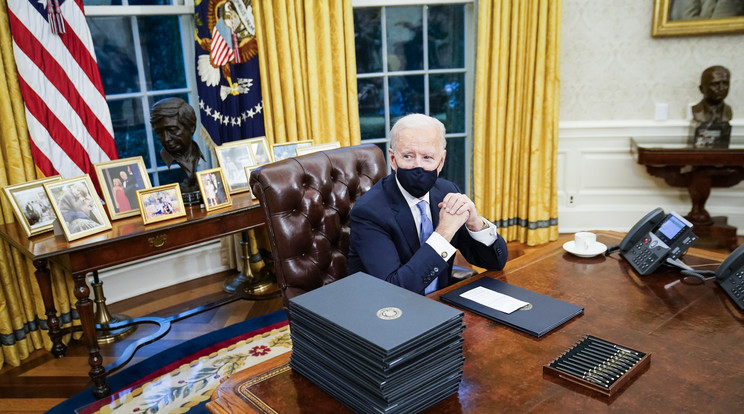 Még egy hetet sem töltött a Fehér Házban Joe Biden, de már át is alakította az ovális irodát/ Fotó: Gettyimages