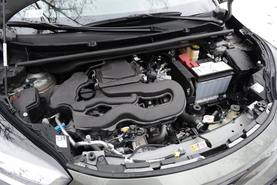 Toyota Aygo X napędzana jest małym, litrowym silnikiem, którego moc jest jednak wystarczająca. W końcu Aygo X to lekkie auto, którego zadaniem jest jazda po zatłoczonych, miejskich ulicach.