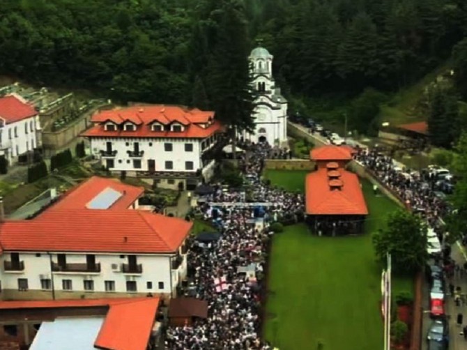 Ovako je danas bilo u manastiru Tumane, na veliki praznik, kolona vernika ispred svetog mesta