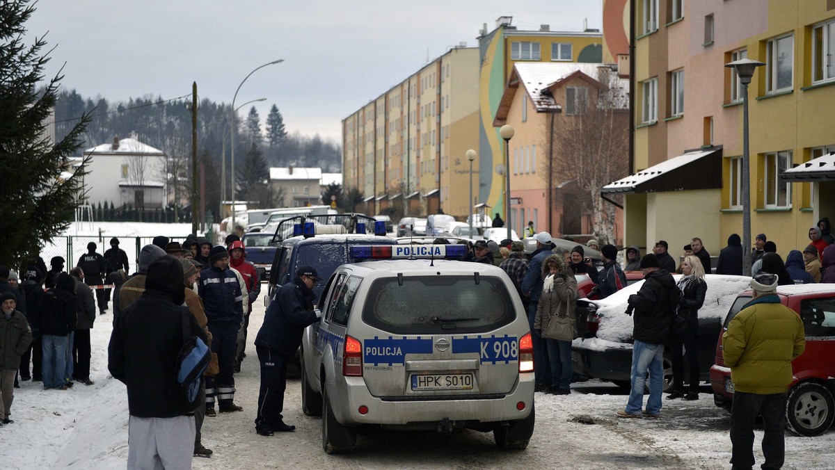 Mężczyzna z Sanoka, który strzelał do policjantów, a później zabarykadował się w mieszkaniu, nie żył już w czwartek wieczorem - takie nieoficjalne informacje przekazało RMF FM. Mężczyzna miał najpierw zastrzelić 17-letnią dziewczynę, która przebywała z nim w mieszkaniu, a później odebrać sobie życie. Według policji, kobieta miała możliwość opuszczenia mieszkania, ale nie chciała tego zrobić.